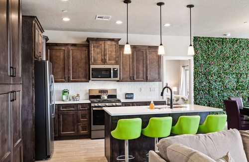 Hurricane House | Zion Village-Corp Retreat-Family Reunion-Private Heated Pool-Zion-Bryce-Golf