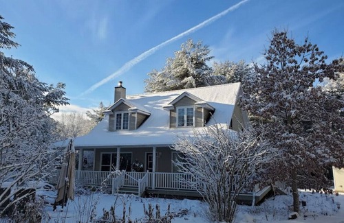 Bracebridge Cottage | Zuka Riverhouse + Cedar Hot Tub & Sauna in Muskoka