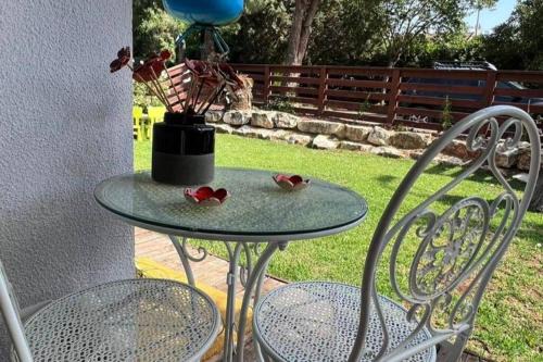 יחידת דיור נעימה, יפה ומוארת עם חצר קדמית גדולה