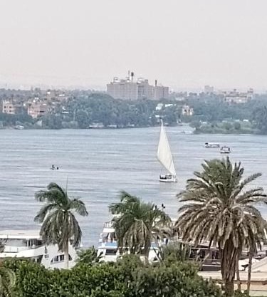 شقة فندقيه فاخرة بمنطقة المعادى صف اول جميع الغرف تطل على النيل A luxury hotel apartment in Maadi, first row. All rooms overlook the Nile