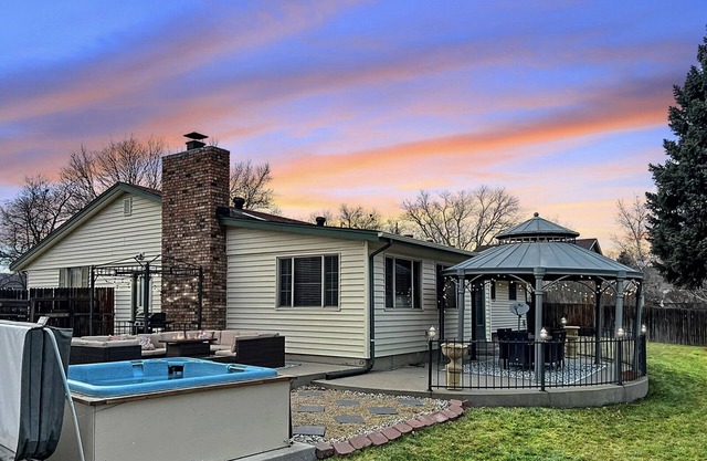 ᨒFIREHAUSᨒHotTubᨒCinemaᨒBBQᨒBadmintonᨒGames