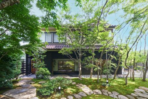 高尾山すぐ貸切villa 都心から70分 最大10名 プライベートサウナ 雨でもBBQ 焚火花火 絶景日本庭園