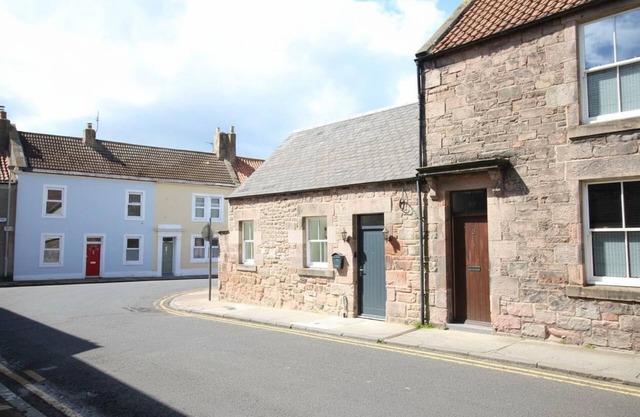 1 Bed Cottage - Plus Sofa Bed - Sleeps 4 - Central