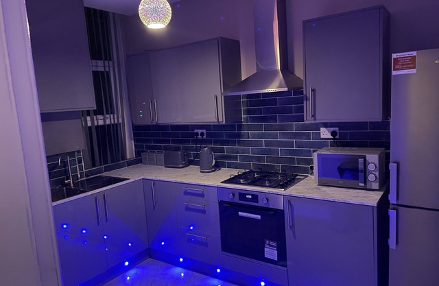 1 Bed Flat - Sleeps 2 - Hot Tub - Parking - Wifi