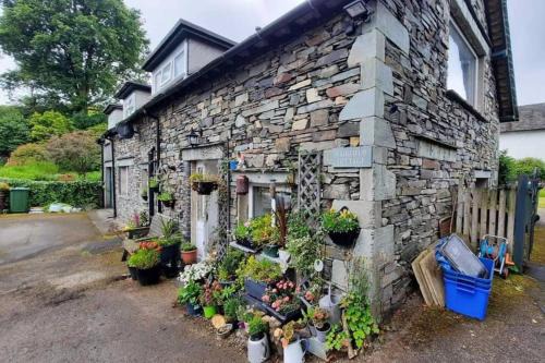 1 Bed Flat - Sleeps 4 - Garden - Parking - Wifi