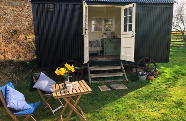 1 Bed Glamping Hut - Firepit, Fireplace, Views