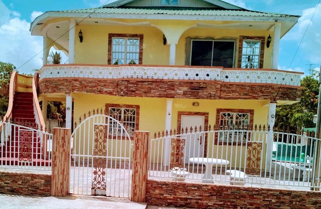 1 Bed Villa - Sleeps 4 - Pool - Parking - Wifi