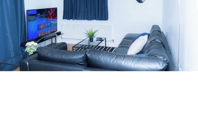 1 bedroom Luxury Apartment Gants-Hill in Illford