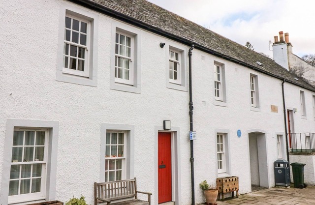 1 THE CROSS, pet friendly, character holiday cottage in Dunkeld