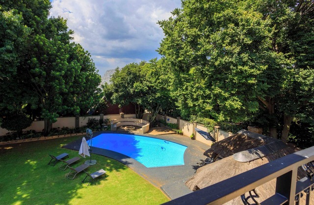 11 Hotel Suites in Northcliff with AC, Wi-Fi, swimming pool & free breakfast.