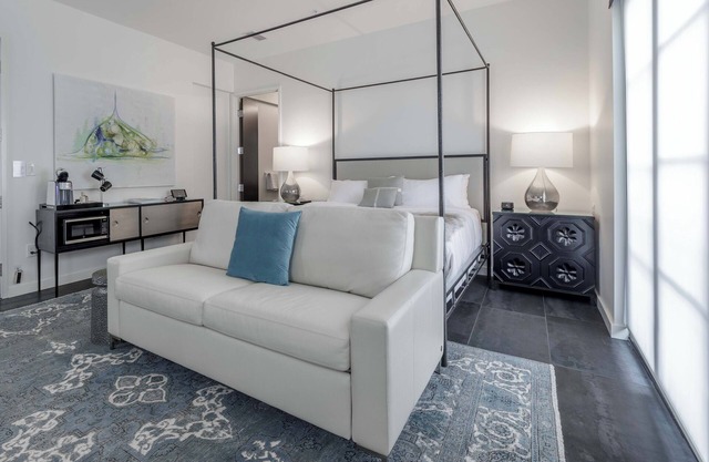 121 Hotel by AvantStay | Modern Executive Suite w/Juliet Balcony In Nashville!