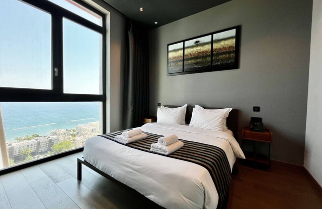 128 LIM - 2001 Stay Only Tower Suite