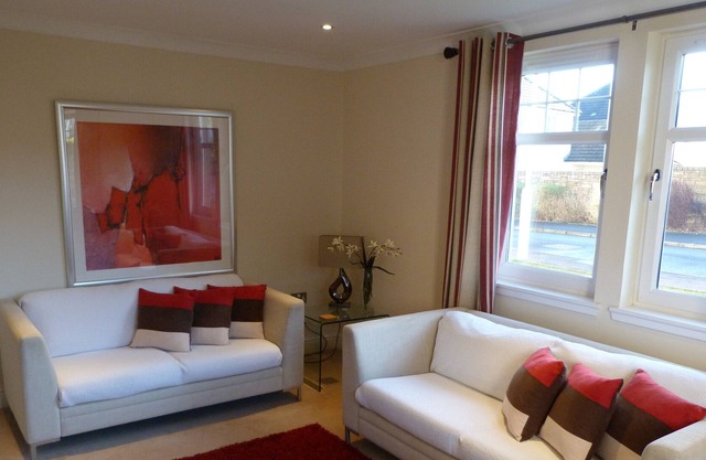 15 mins to Edinburgh, private parking, 45 golf courses and excellent transport.