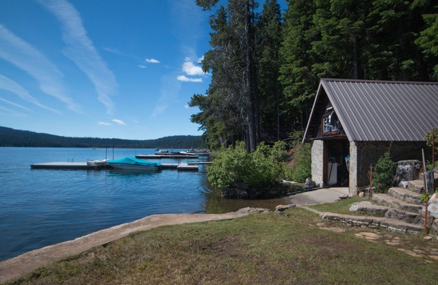 1930's Historic cabin on Lake of the Woods waterfront. Memories are made here.