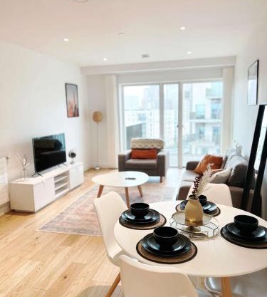 2-Bed Apt Sleeps 4 -Private Parking -WiFi & Tv