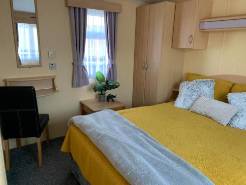 2-Bed Caravan - Sleeps 6 - Parking & Veranda