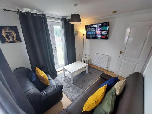 2 Bed Flat by Heathway Station