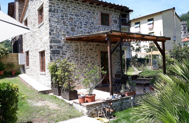 2 Bed Modernised Barn with Pool, within easy walking distance to Town.