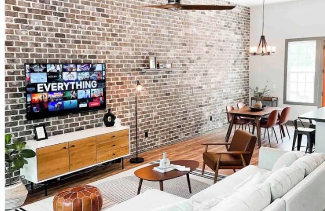2 bedroom 2 bath Modern Luxury Townhome near Marshwalk