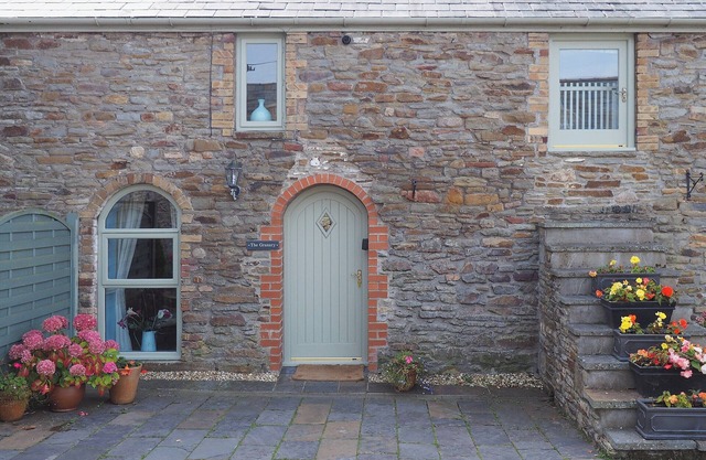 2 bedroom accommodation in Three Crosses, Gower, Swansea