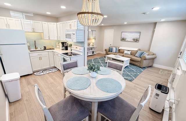 2-bedroom condo in serene North Wildwood with WiFi, AC