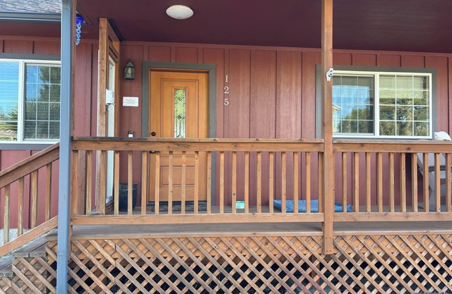 2 bedroom Lakeside house. Dunes a ride away! Lake within view of front door.