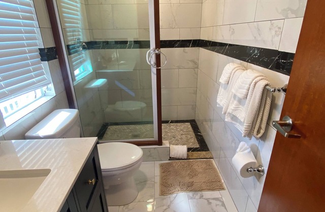 2 bedroom w/2 en-suite private bathrooms - 1mile from Cruz Bay