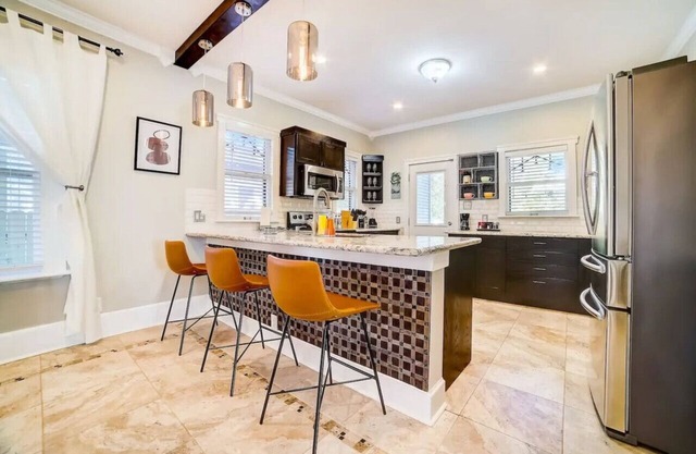 2 BR/2BTH Downtown Home - Walk/Bike to Riverwalk!