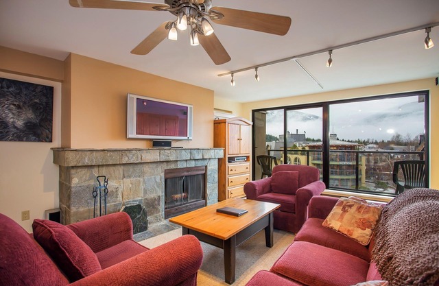 2 BR Suite with Fireplace just seconds from lifts