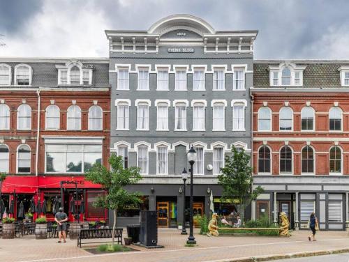 2 King Beds, Historic DTWN Hotel, Steps 2 Restaurants Room # 405