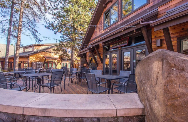 2 Suites, Hot Tub, on the Quiet North End- OLLA04