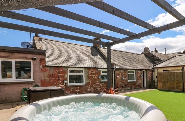 20 DOUNE COTTAGE, pet friendly, with hot tub in Edzell