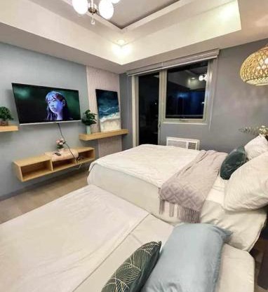 20th floor Studio with 2 BEDS,Hi-Speed WIFI, NETFLIX,WIFI,YTpremium,Games,Washer,Kitchen,HIghFloor,BALCONY - RIENZI' HIRAYA AT AZURE NORTH