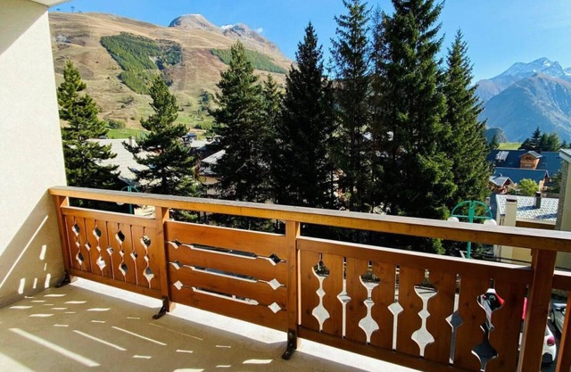 250m from ski slopes, 2nd floor, view mountain, balcony, tv, ski locker, 60m², Les 2 Alpes