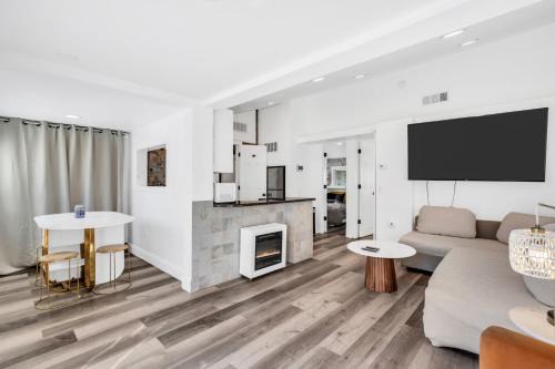 2BR Modern Coastal Home w Firepit Beach Passes Stylish Bayside Retreat
