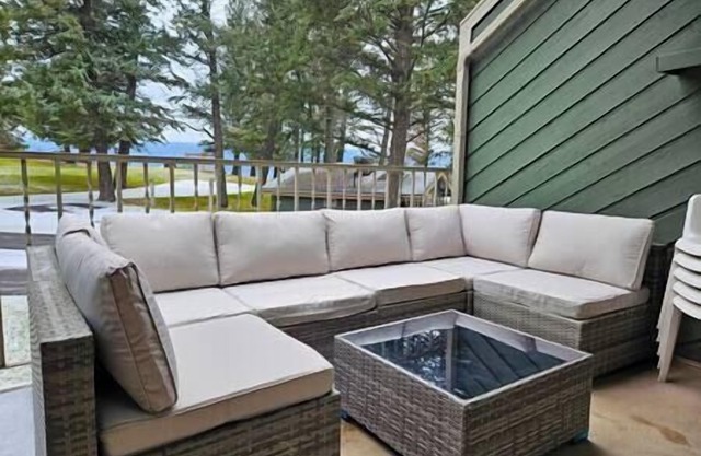 3 BDRM/Lake Access/Year round Indoor pool