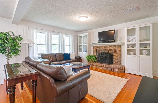 3 Bdrm Private Cottage in Heart of Niagara, walk to Town and Minutes to Wineries