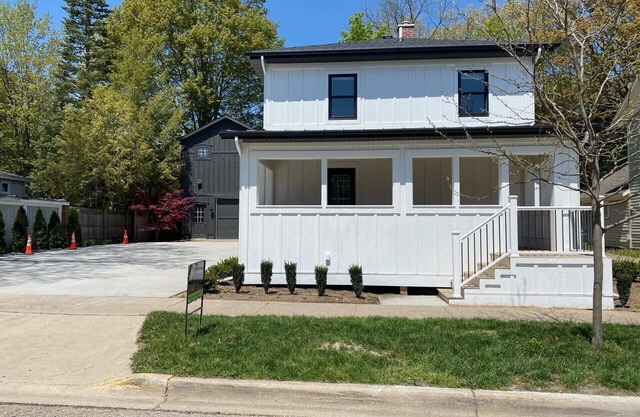 3-bed/2 bath Suite in Downtown Saugatuck
