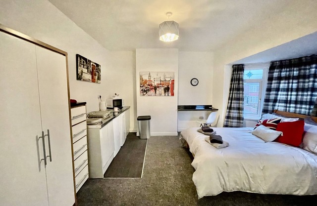 3 Bed House - Sleeps 5 - Wifi, Parking