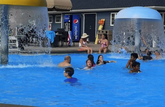 3-Bedroom Cottage in Port Colborne with AC, WiFi, Shared Pool, and Fire Pit!