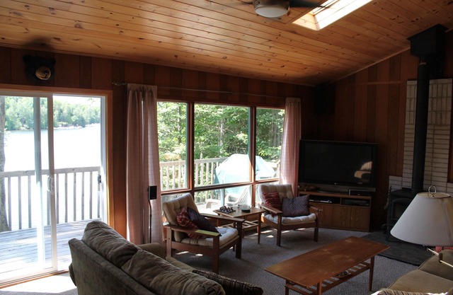 3 Bedroom Cottage Lakeside Hideaway Great for one or two families!
