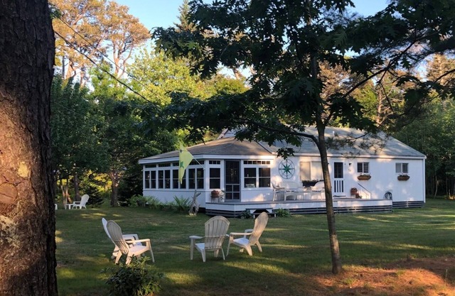 3 bedroom cottage only 187 steps away from Popham Beach!
