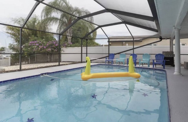 3-bedroom house on the water in Apollo Beach, Heated pool, Kayaks, Bikes.
