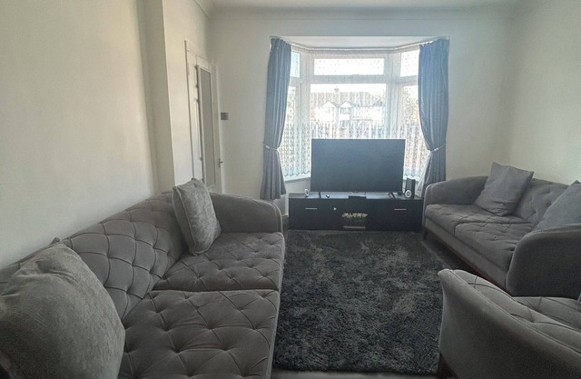 3 Bedroom Modern house with large Private Garden - Pet Friendly!