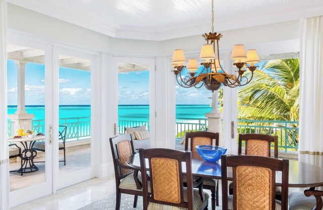 3-bedroom Ocean View Penthouse at The Palms, Infinity Pool & Beachfront Dining
