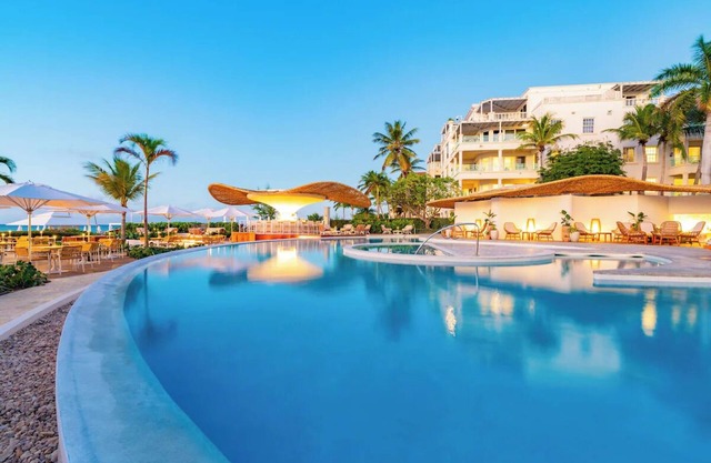 3-bedroom Ocean Front Penthouse at The Palms, Beachfront Dining & Pool