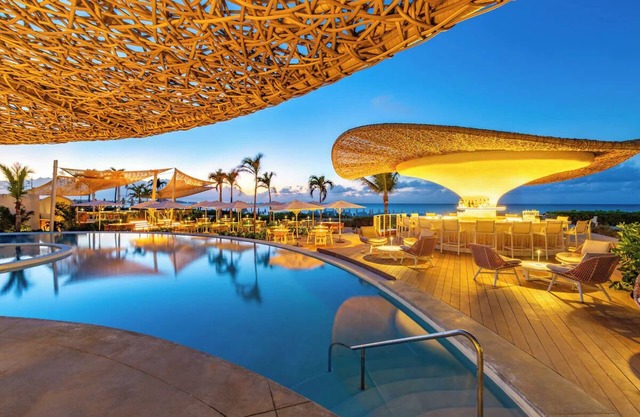 3-bedroom Deluxe Oceanfront Suite at The Palms, Free Parking & Infinity Pool
