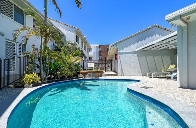 3 bedroom townhouse walk to Alexandra Headland beach