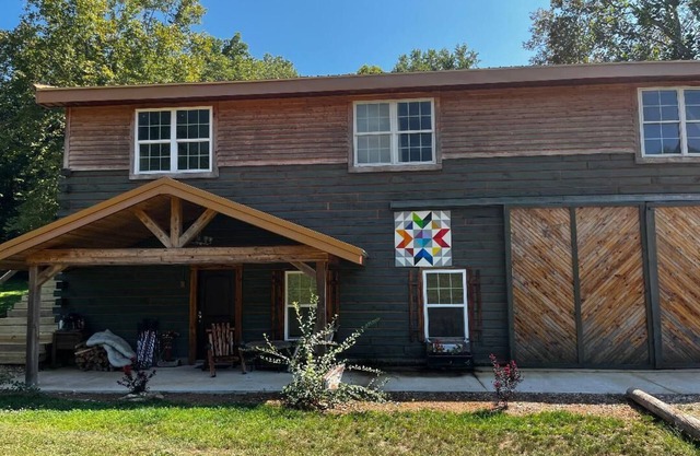 3-bedrooms, 2 bathrooms upstairs cabin in charming French Lick with AC