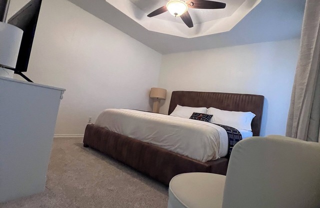 3-bedrooms 2 bathrooms, living room , patio house in pleasant Lubbock with AC